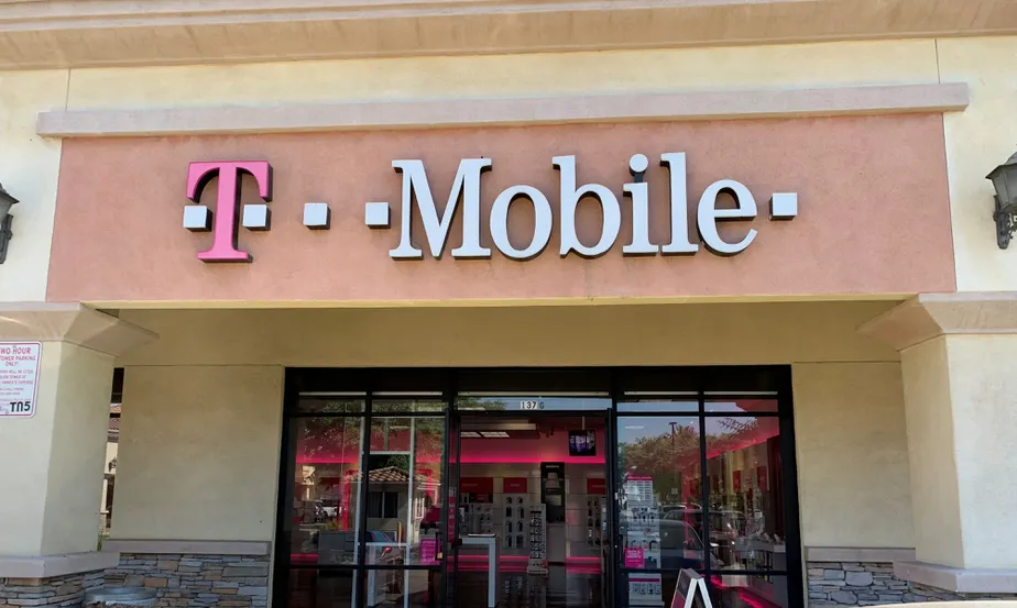 Foto del exterior de la tienda T-Mobile en Whittier & Montebello Blvd, Montebello, CA