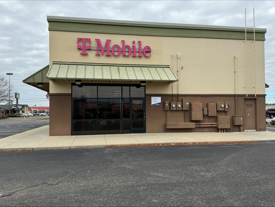  Exterior photo of T-Mobile Store at Siegen Plaza, Baton Rouge, LA 