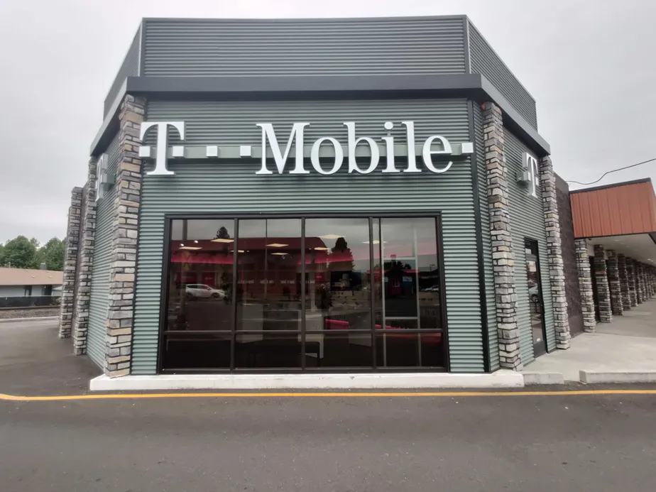Exterior photo of T-Mobile store at Ocean Beach Hwy & 32nd Ave, Longview, WA