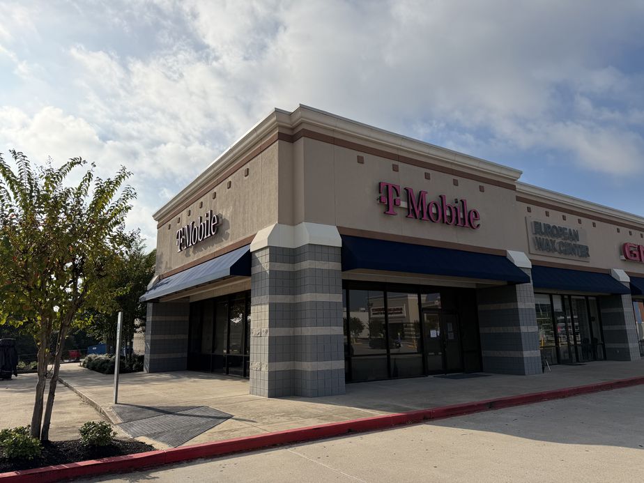 Exterior photo of T-Mobile Store at I-45 & Sh 105, Conroe, TX 