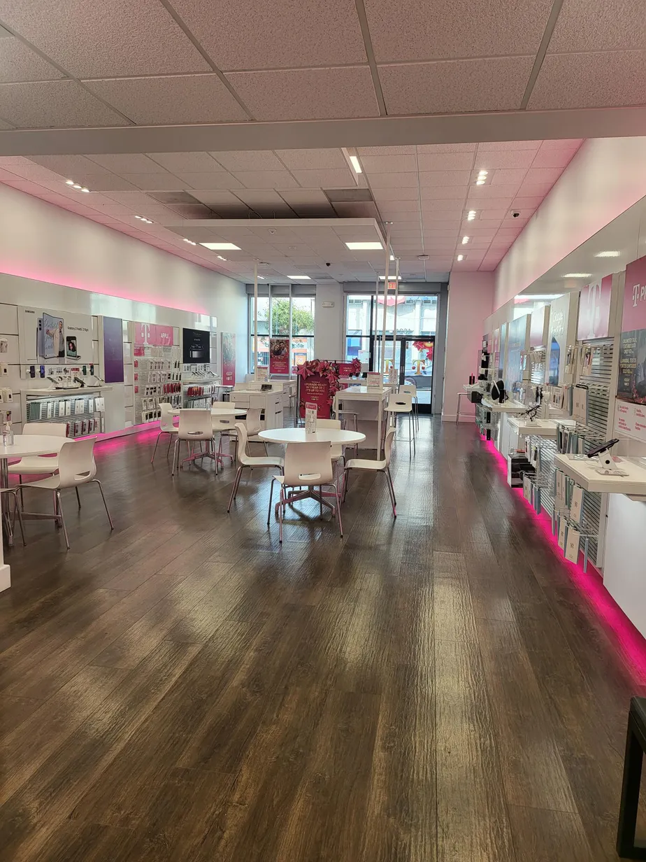 Foto del interior de la tienda T-Mobile en Ocean & Mission, San Francisco, CA