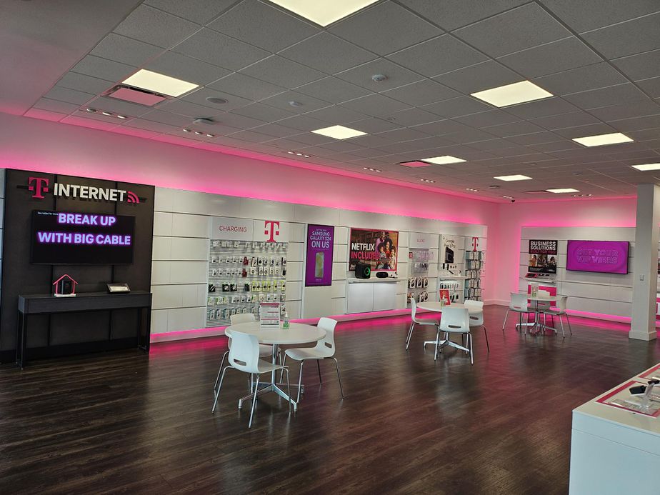 Interior photo of T-Mobile Store at Lakeside Shopping Center, Metairie, LA