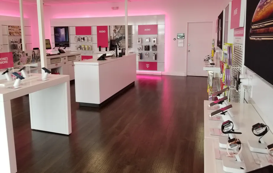  Interior photo of T-Mobile Store at N Bend Rd & I-275, Hebron, KY 