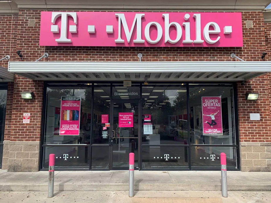 Exterior photo of T-Mobile store at Fulton & Boundary, Houston, TX
