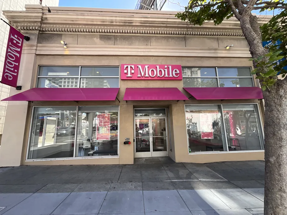 Foto del exterior de la tienda T-Mobile en Van Ness & Pine Street, San Francisco, CA
