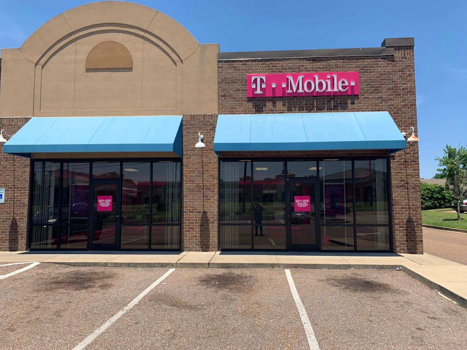 Exterior photo of T-Mobile store at Goodman Road & Dunbarton Dr, Horn Lake, MS