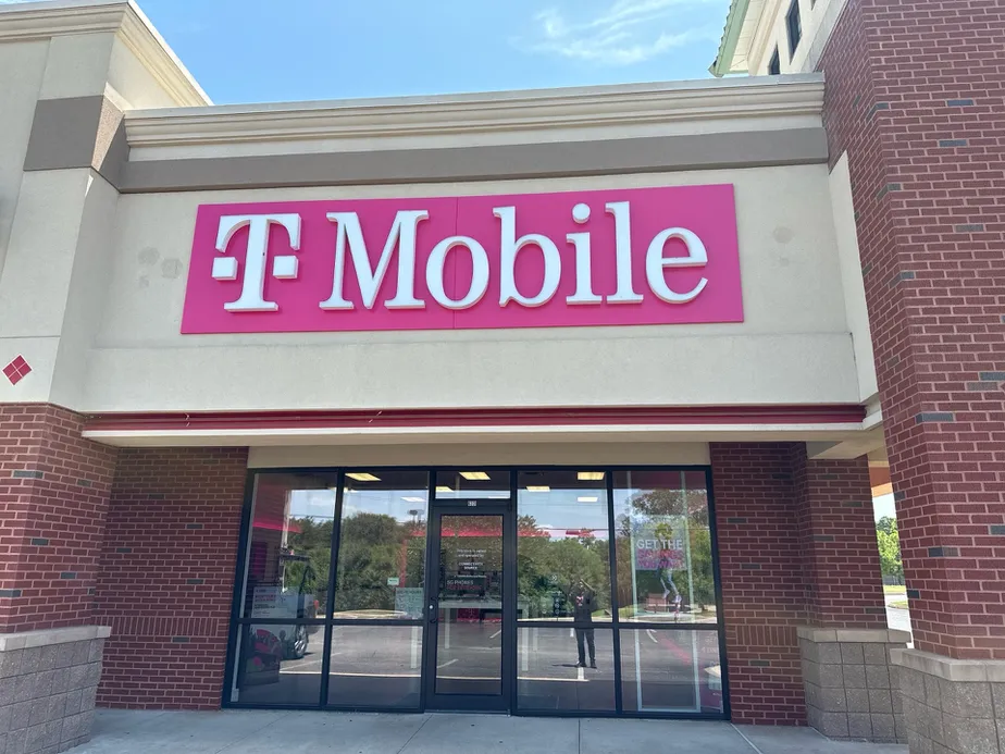  Exterior photo of T-Mobile Store at S Elm Place & 121st St, Broken Arrow, OK 