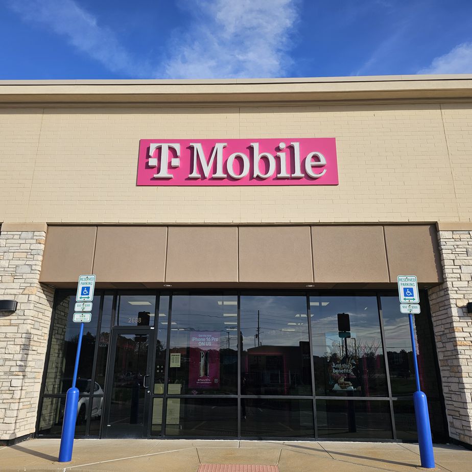 Exterior photo of T-Mobile Store at High Ridge, High Ridge, MO