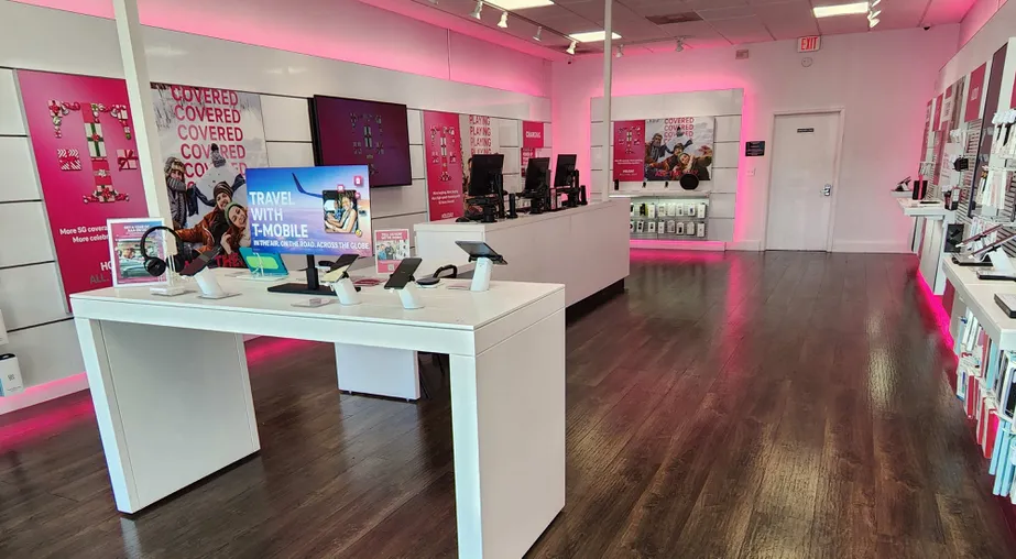  Interior photo of T-Mobile Store at US-17 and Harris Trail Rd, Richmond Hill, GA 