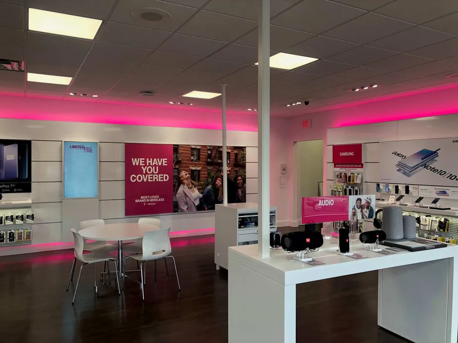 Foto del interior de la tienda T-Mobile en NW 85th St & 15th Ave NW, Seattle, WA