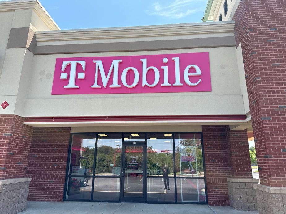 Exterior photo of T-Mobile Store at S Elm Place & 121st St, Broken Arrow, OK