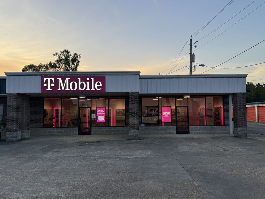 Exterior photo of T-Mobile Store at Cotton Gin Port & US 278, Amory, MS