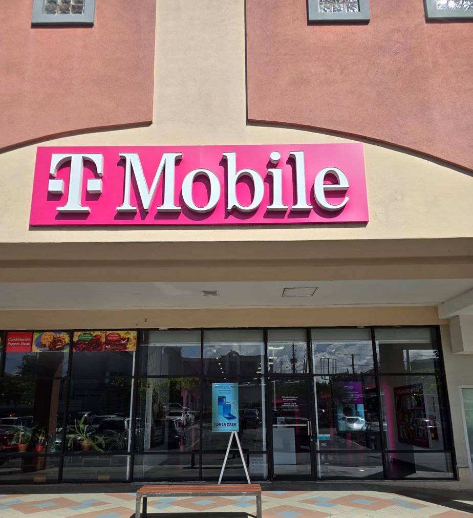 Exterior photo of T-Mobile Store at Corozal Plaza, Corozal, PR