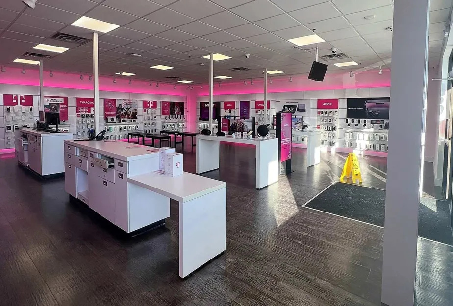 Foto del interior de la tienda T-Mobile en Hwy 96 E & Centerville Rd, Vadnais Heights, MN