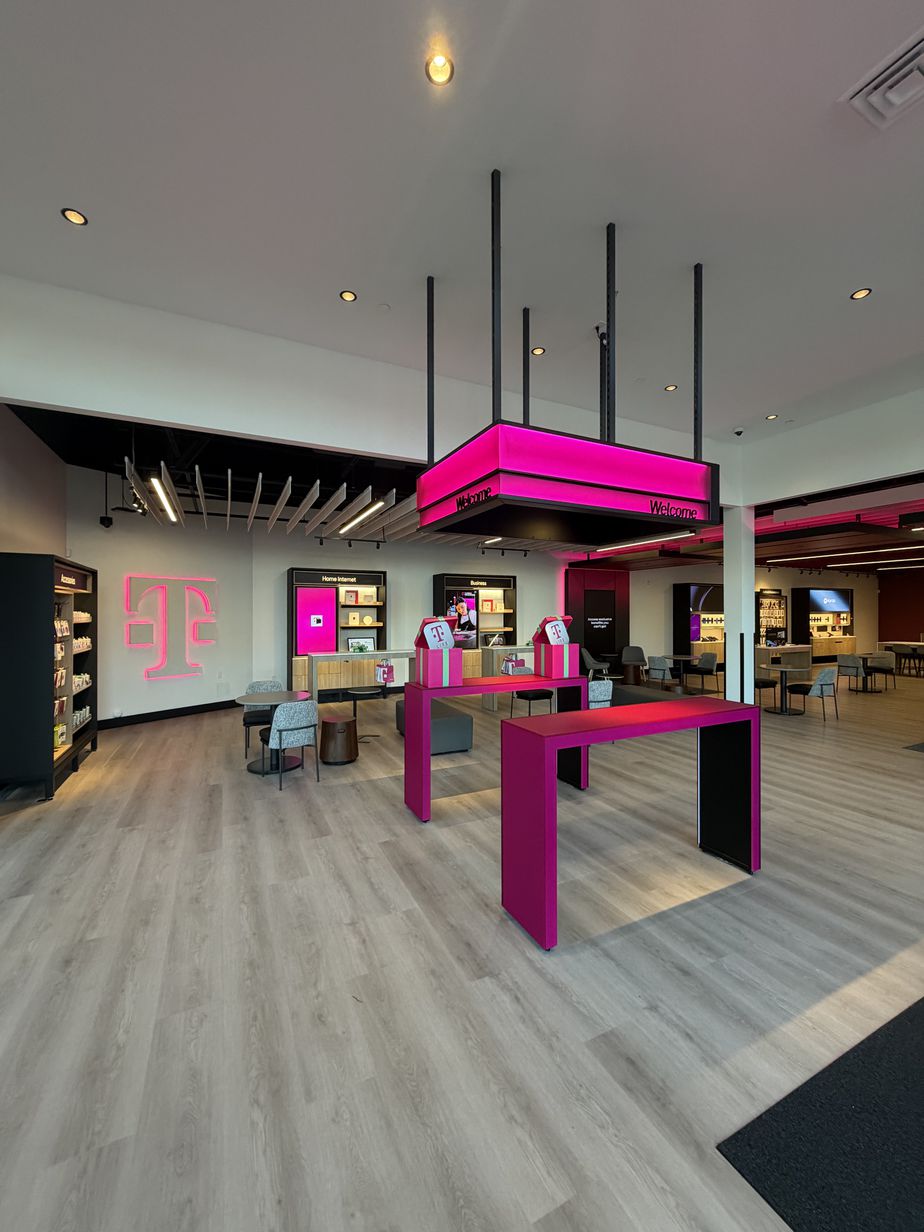 Foto del interior de la tienda T-Mobile en Kent Station, Kent, WA