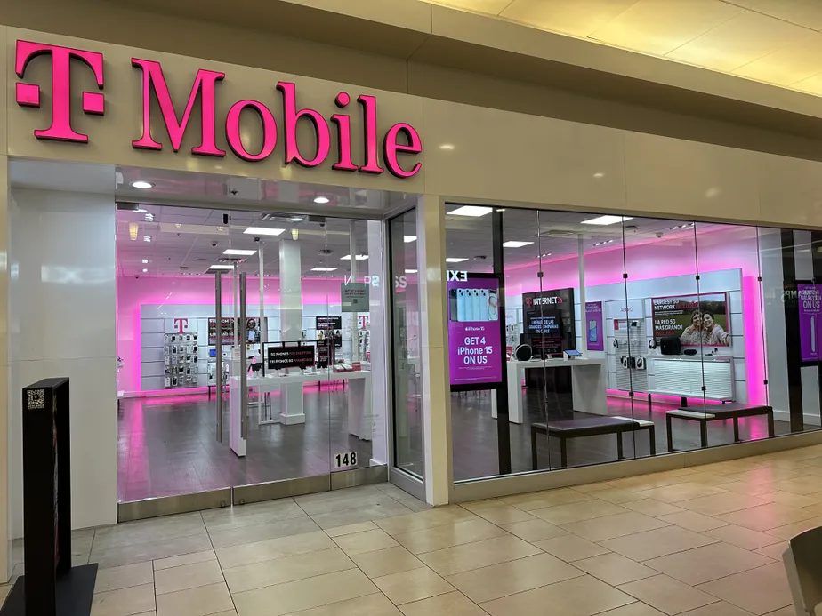 Foto del exterior de la tienda T-Mobile en Mall Del Norte, Laredo, TX