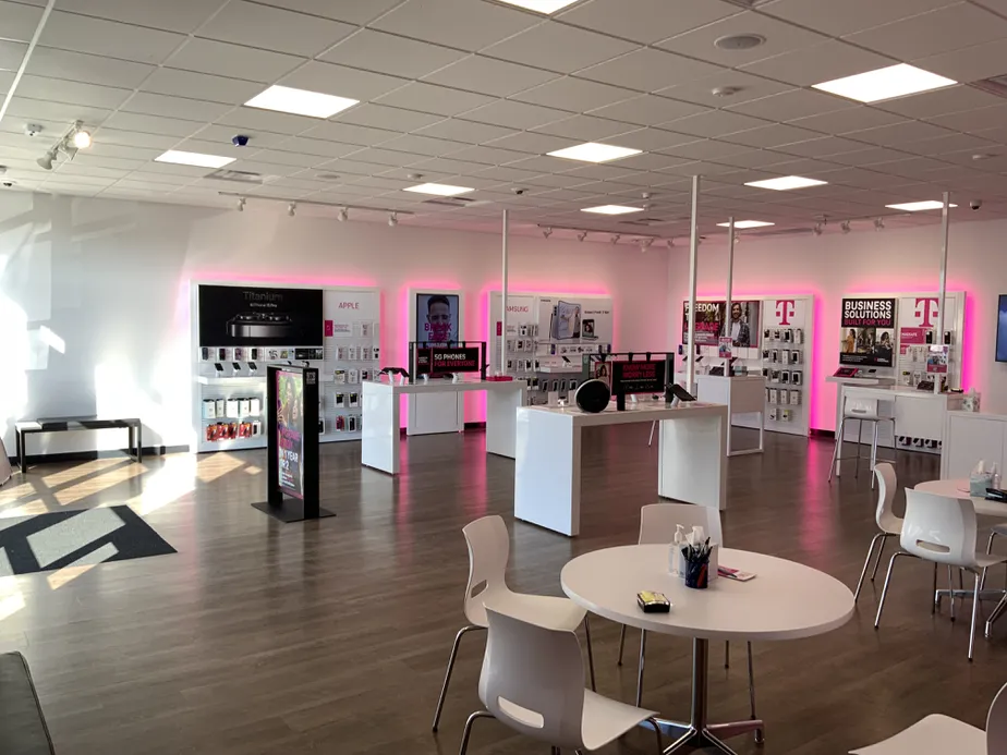 Foto del interior de la tienda T-Mobile en Smaltz & Shook, Auburn, IN