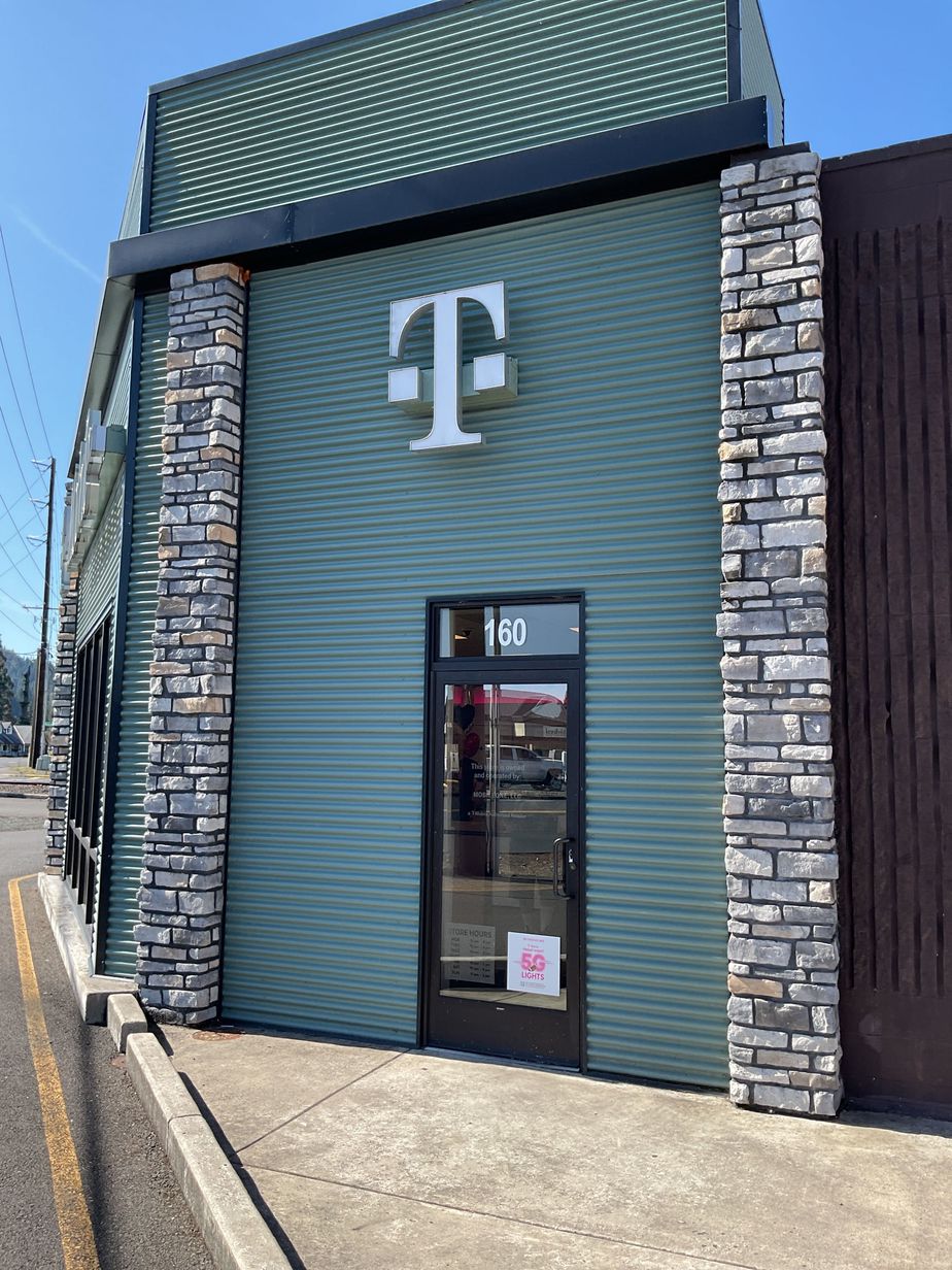 Exterior photo of T-Mobile Store at Ocean Beach Hwy & 32nd Ave, Longview, WA