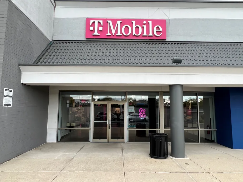 Foto del exterior de la tienda T-Mobile en Troy Pike & Shull Rd, Huber Heights, OH