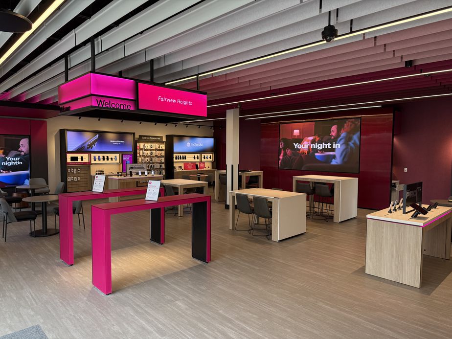  Interior photo of T-Mobile Store at Illinois & Lincoln Hwy, Fairview Heights, IL 