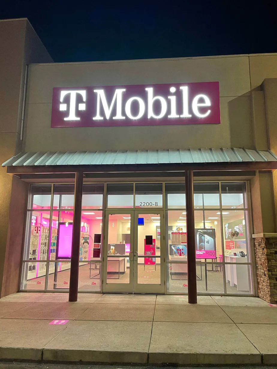 Foto del exterior de la tienda T-Mobile en Louisiana Blvd & Indian School Rd Ne, Albuquerque, NM