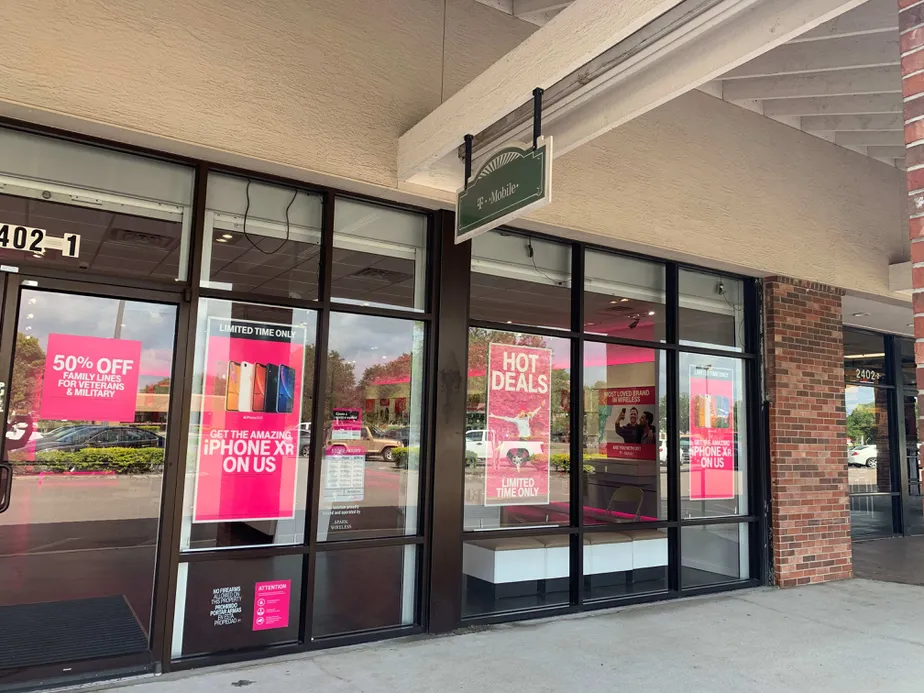 Exterior photo of T-Mobile store at James L Redman Pkwy & E Alexander St, Plant City, FL