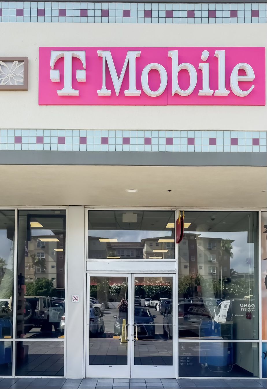 Exterior photo of T-Mobile Store at Pearl Highlands Center, Pearl City, HI