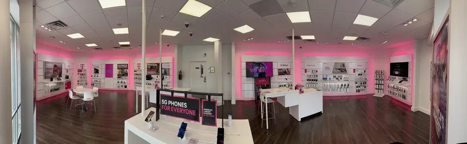 Foto del interior de la tienda T-Mobile en Five Points, Columbia, SC