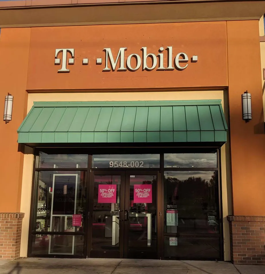 Foto del exterior de la tienda T-Mobile en Sr 200 & Sw 95th Cir, Ocala, FL