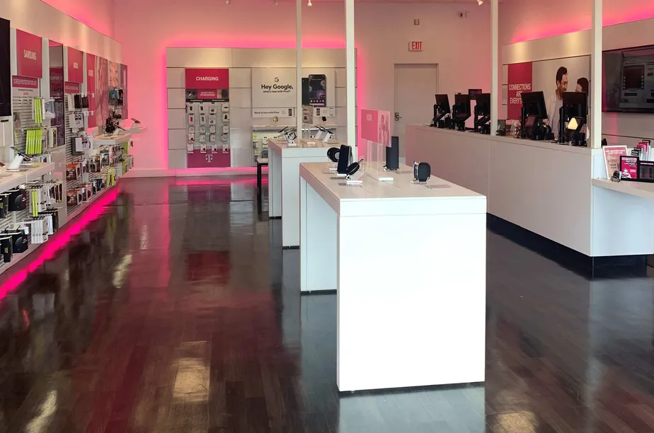 Foto del interior de la tienda T-Mobile en W Main St & Alps Rd, Branford, CT