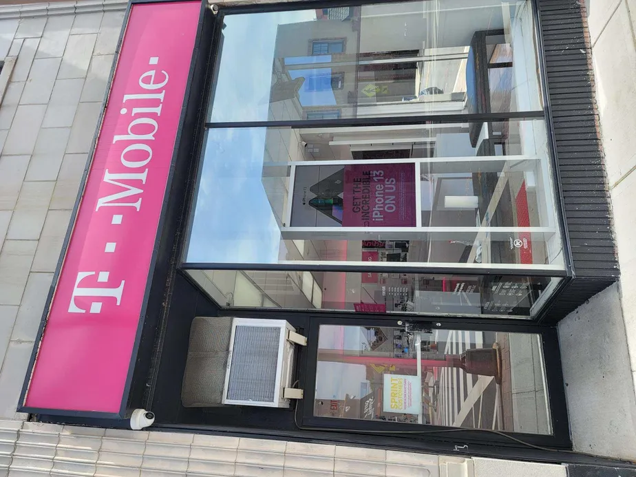 Exterior photo of T-Mobile Store at Hackensack NJ, Hackensack, NJ