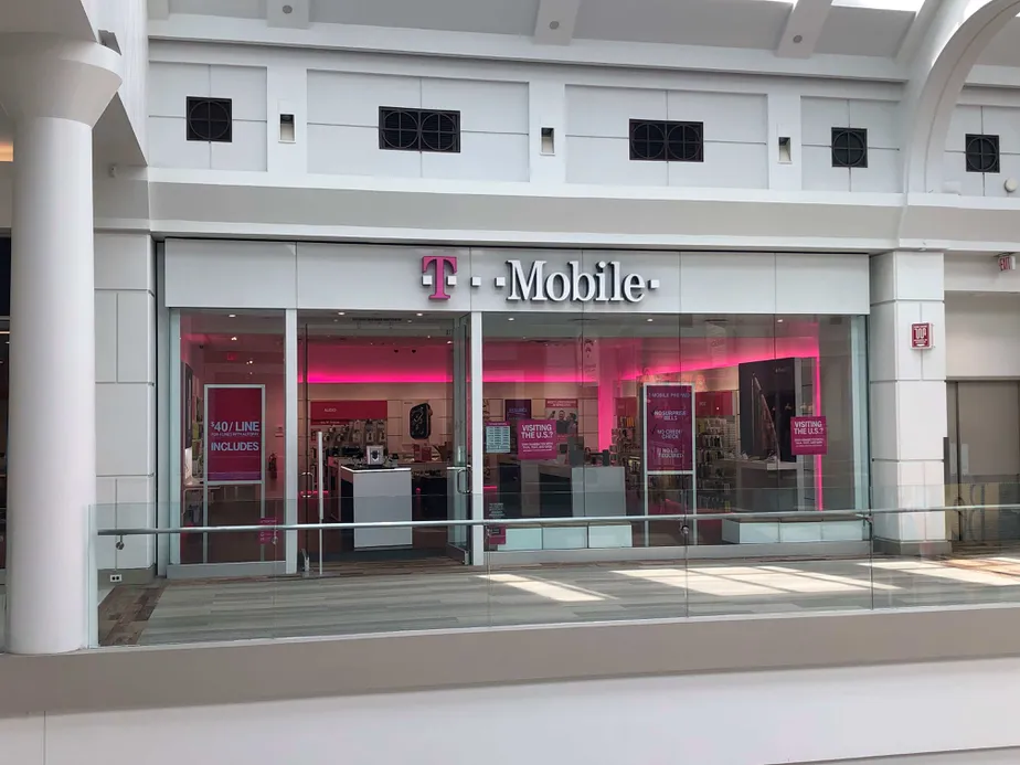 Exterior photo of T-Mobile store at Menlo Park Mall, Edison, NJ