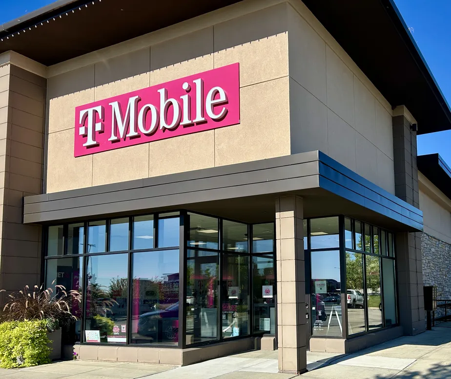  Exterior photo of T-Mobile Store at Prairie Lakes, Sun Prairie, WI 