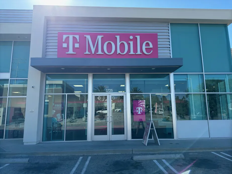  Exterior photo of T-Mobile Store at Foothill Blvd & Boston, La Crescenta, CA 