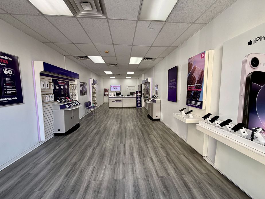 Metro by T-Mobile 594 Bloomfield Ave - 594 Bloomfield Ave 
