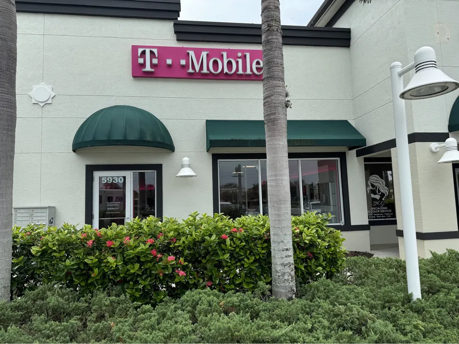  Exterior photo of T-Mobile Store at SE Federal Hwy & SE Cove Rd, Stuart, FL 
