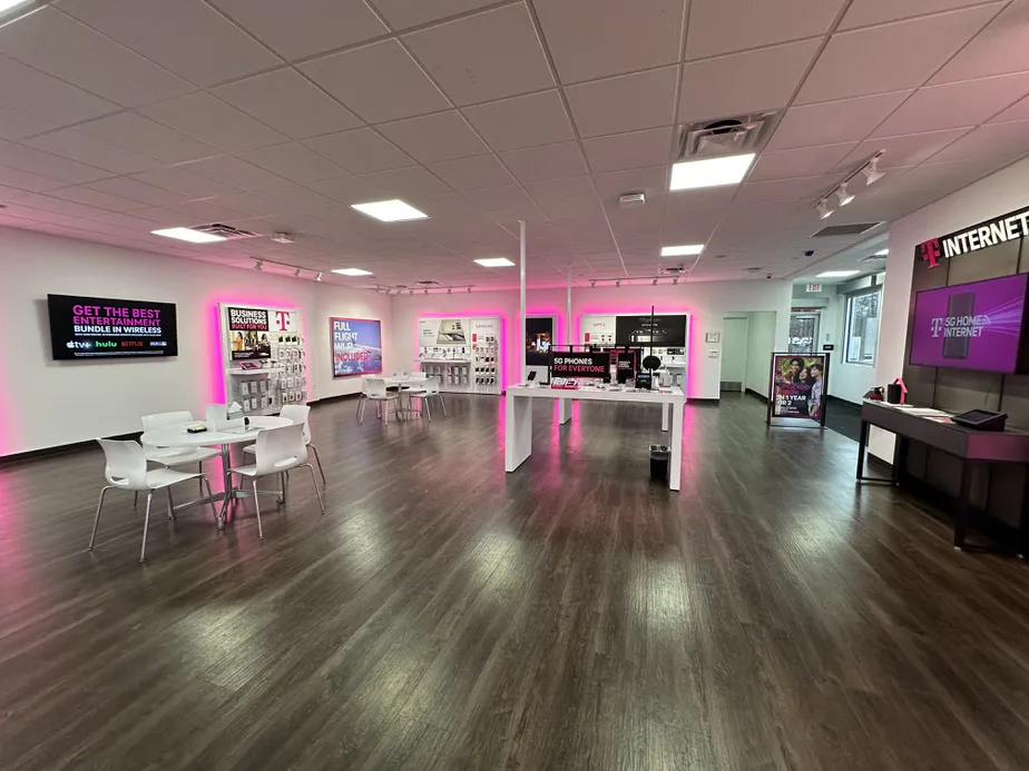  Interior photo of T-Mobile Store at N Bluff Dr & University Ave, Fulton, MO 