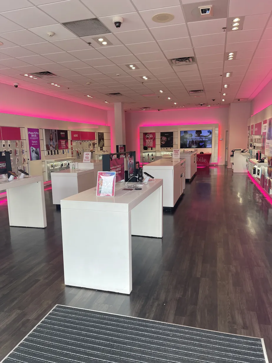 Foto del interior de la tienda T-Mobile en Carolina Pavilion, Charlotte, NC