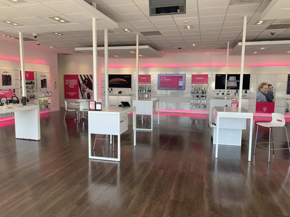 Foto del interior de la tienda T-Mobile en Reisterstown Rd & Labyrinth Rd, Baltimore, MD