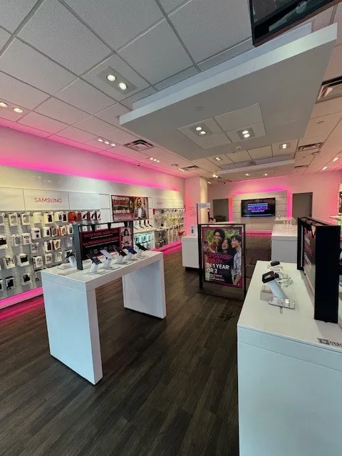 Foto del interior de la tienda T-Mobile en 103rd & Roosevelt Ave, Corona, NY