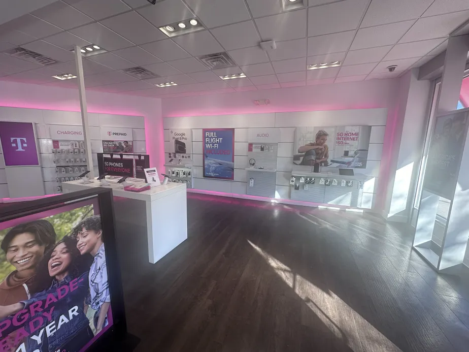 Foto del interior de la tienda T-Mobile en Blue Hill Ave & Cummins Pkwy, Mattapan, MA