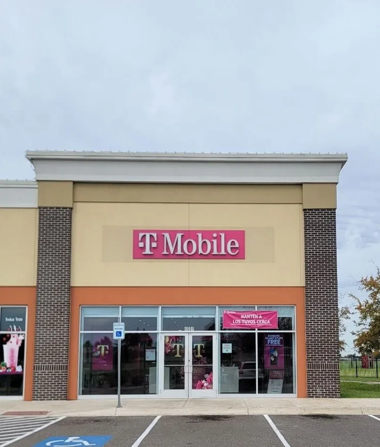 Exterior photo of T-Mobile Store at Hwy 281 & Trenton Rd, Edinburg, TX