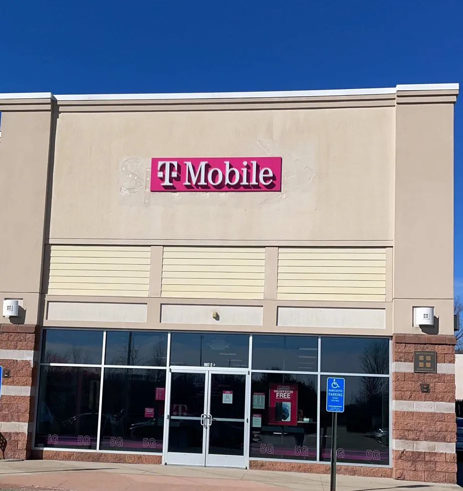 Exterior photo of T-Mobile store at Hartford Tpke & Vernon Ave, Waterford, CT