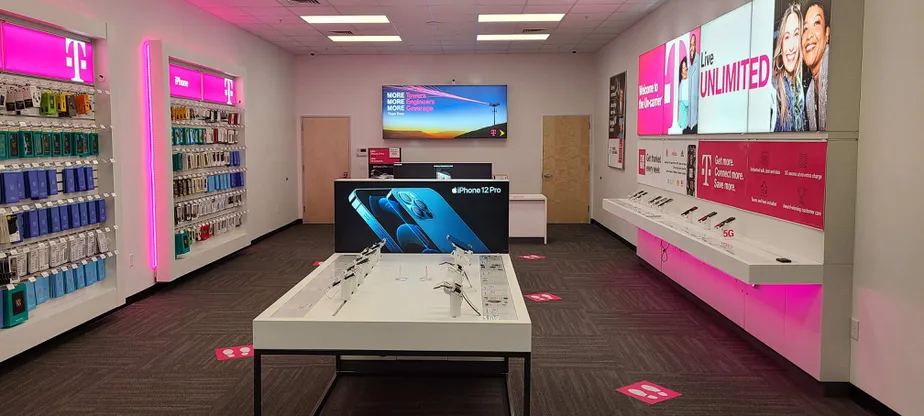 Foto del interior de la tienda T-Mobile en E Old Vail Rd & Houghton Rd, Tucson, AZ