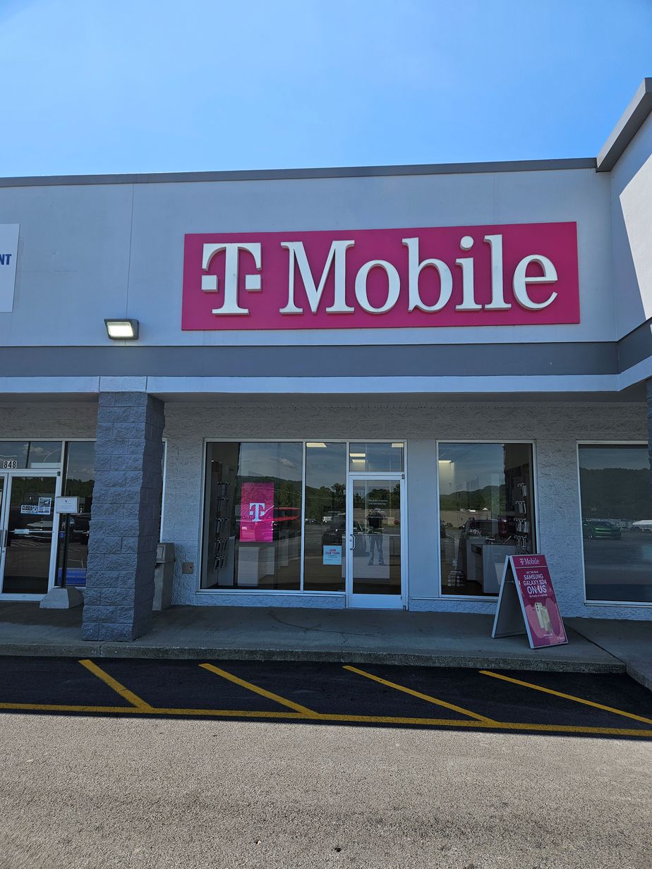  Exterior photo of T-Mobile Store at Northside Dr & N Industrial Dr, Summersville, WV 