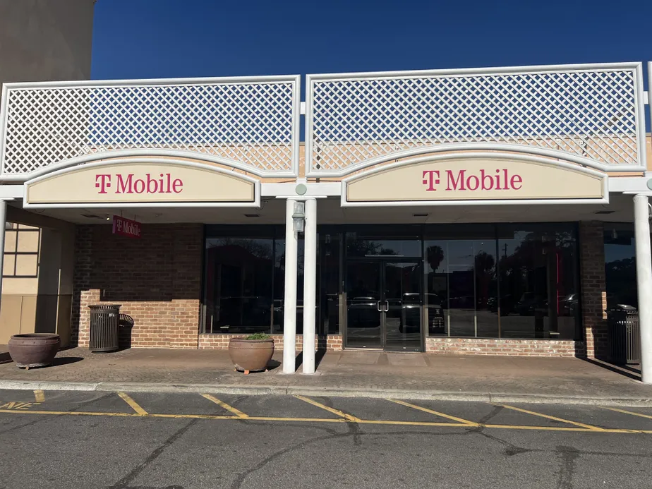 Exterior photo of T-Mobile Store at E Victory Dr & Skidaway Rd, Savannah, GA