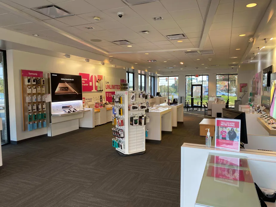 TMobile Midlothian Tpke & Moorefield Park Dr Richmond, VA