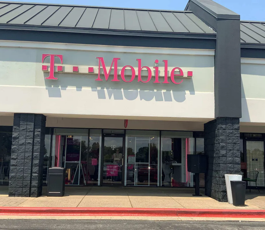 Exterior photo of T-Mobile Store at University Dr & Perimeter Pkwy, Huntsville, AL