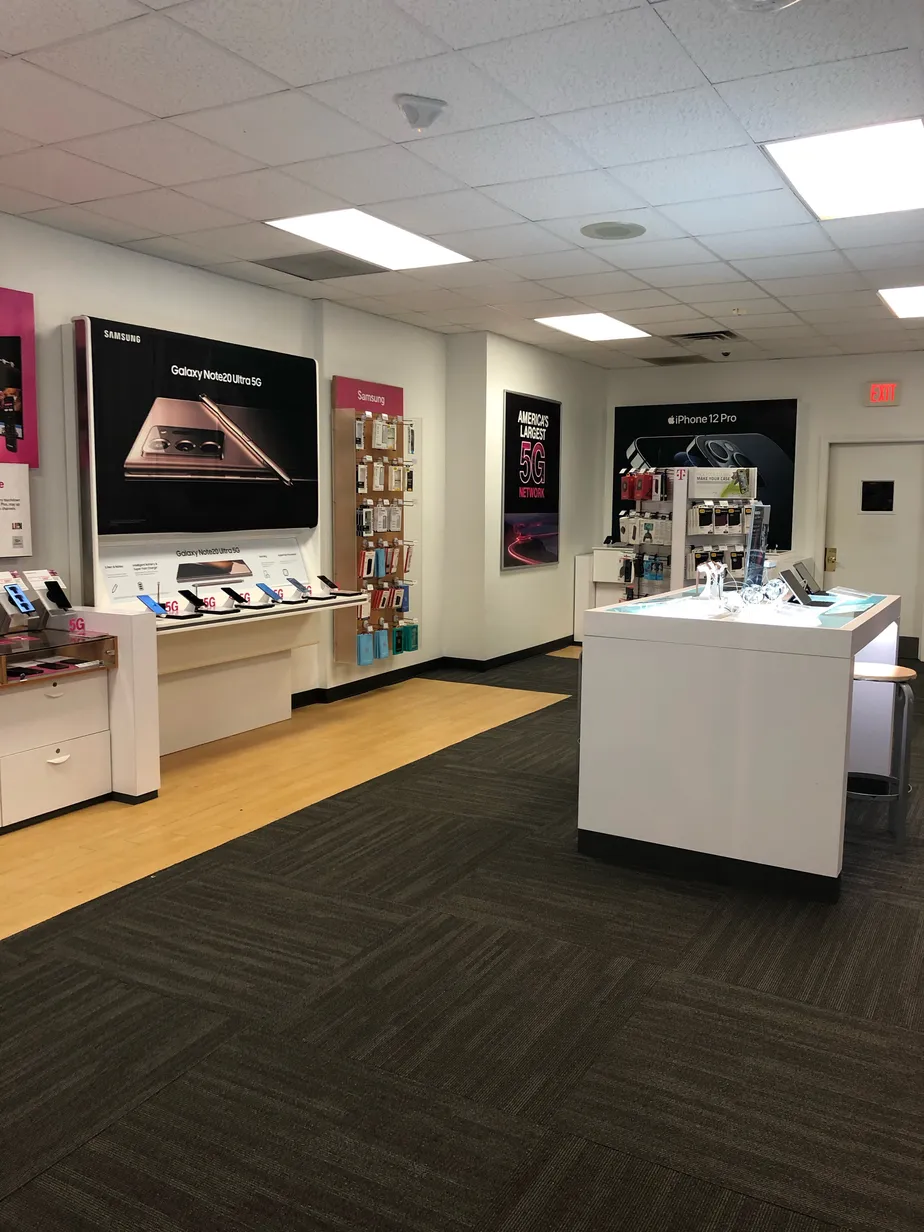 Foto del interior de la tienda T-Mobile en William S Canning Blvd, Fall River, MA