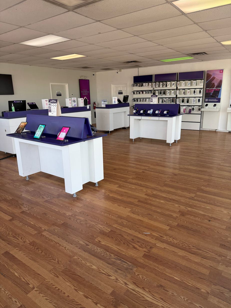 Metro by T-Mobile 428 N Yarbrough Dr - 428 N Yarbrough Dr 